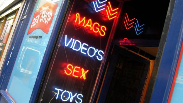 Fachada de una tienda de artículos sexuales