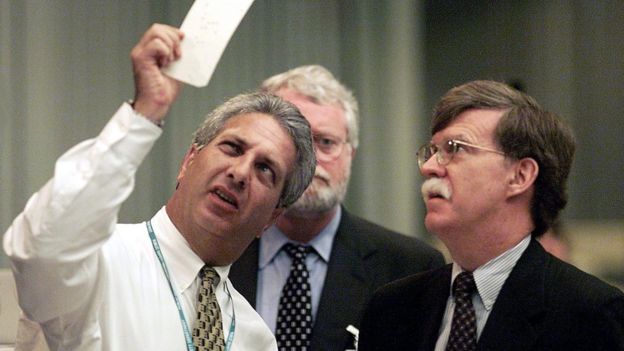 این عکس در شهرت بولتون بسیار نقش داشته است. عکس متعلق به بازشماری ایالت فلوریدا در انتخابات ریاست جمهوری سال ۲۰۰۰ میلادی است که بولتون در آن به عنوان نماینده ستاد تبلیغاتی جورج بوش حضور داشته. فعالیتهای بولتون برای موفقیت بوش در این بازشماری، در نهایت بی‌جواب نماند.
