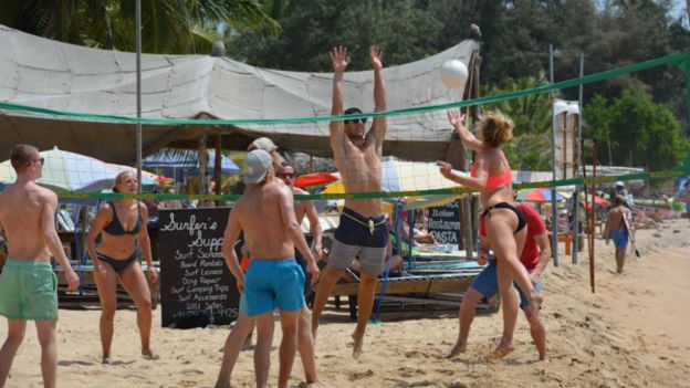 இலங்கையின் அறுகம்பேயில் சுற்றுலா பயணிகள்