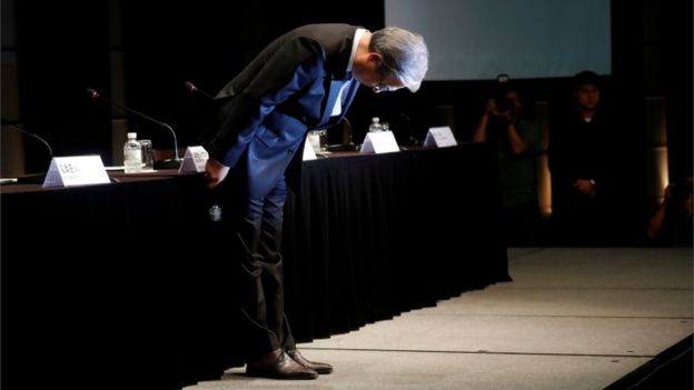 Ким Хё-Джон, председатель BMW Korea, поклонился на пресс-конференции в Сеуле (6 августа 2018 года)