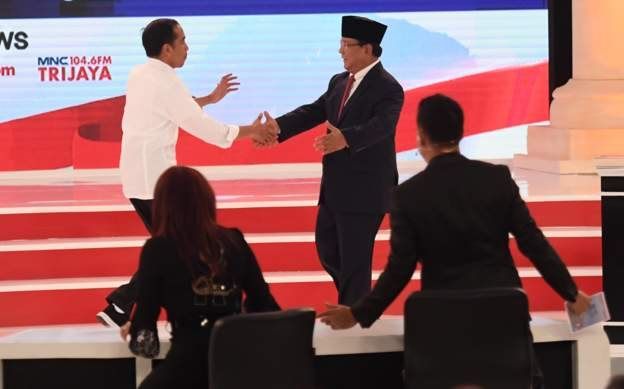 Capres nomor urut 01 Joko Widodo (kiri) dan Capres nomor urut 02 Prabowo Subianto (kanan) berjabat tangan seusai mengikuti debat capres 2019 di Hotel Sultan, Jakarta, Minggu (17/2).