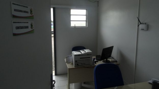 Escritório em Pescaria Brava com placas 'Assessoria jurídica' e 'Contabilidade'