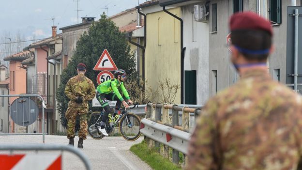 Povoados na Itália foram submetidos a quarentenas estritas, com uso de forças de segurança para garantir medidas