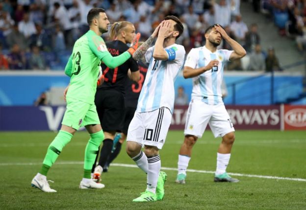 Messi se lamenta no haber podido llegar al balón por poco.