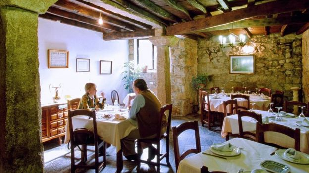 رجل وامرأة يتناولان الطعام في أحد المطاعم