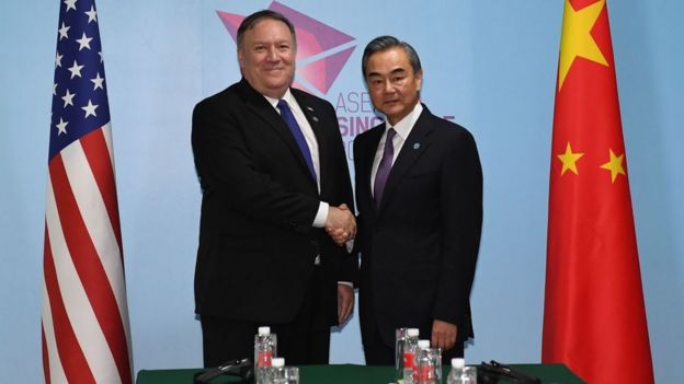 Ngoại trưởng Mỹ Pompeo và Ngoại trưởng Trung Quốc Vương Nghị (phải)