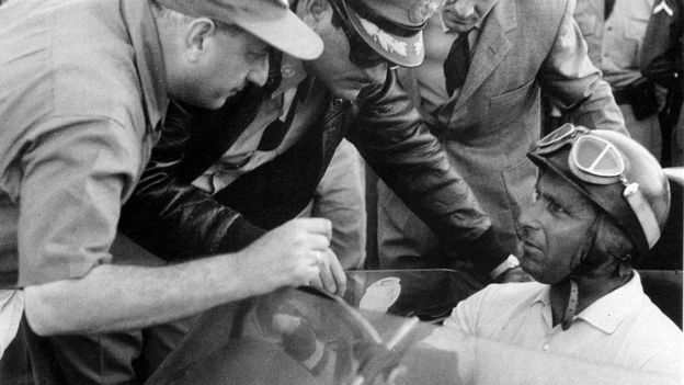 Fangio habla con mecanicos