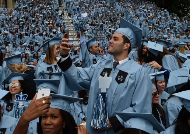 Estudiantes en una ceremonia de graduación en EE.UU.