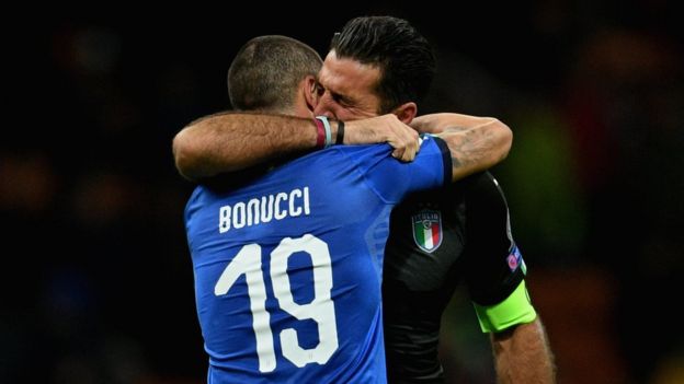 Bonucci y Buffon se abrazan