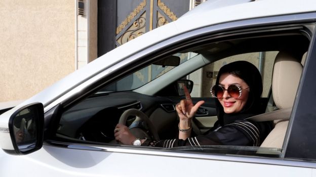 Huda al-Badri em carro em Riad