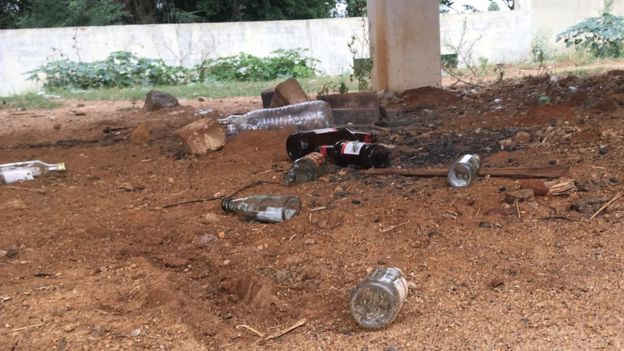 ஆதிச்சநல்லூர் முதுமக்கள் தாழி மையத்தில் மதுபாட்டில்கள்