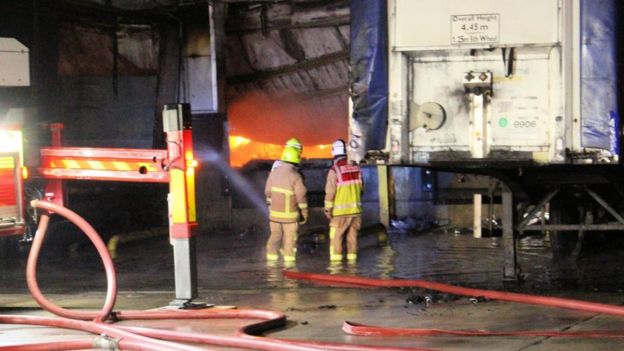 Essex fire: Flames engulf Basildon packaging warehouse - BBC News