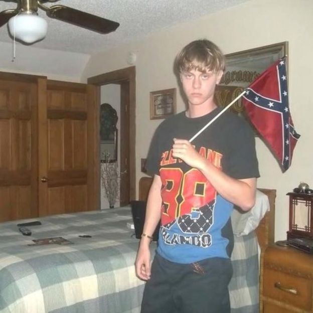 Dylann Roof con la bandera confederada.