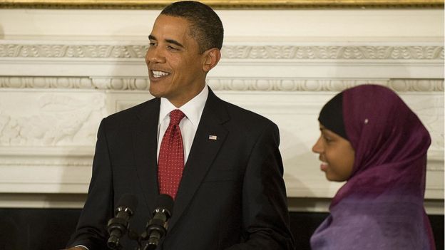 Barack Obama con Bilquis Abdul-Qaadir, jugadora de baloncesto de la Universidad de Memphis, durante un discurso en el que destacó las contribuciones a la sociedad estadounidense de los musulmanes. 1 de septiembre de 2009