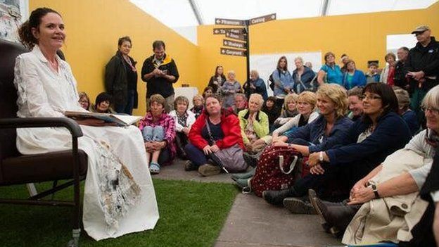 Ffion yn perfformio 'Anweledig' yn Eisteddfod Genedlaethol Dinbych a'r Cyffiniau yn 2013