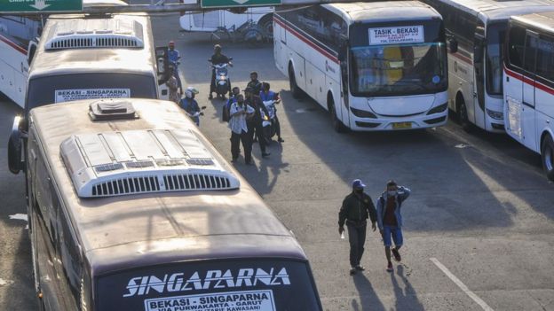 Pemeriksaan penumpang terkait Covid-19 di terminal bus diprediksi tak akan seketat di bandara.