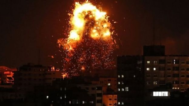 Gempuran udara Israel menyasar ke studio stasiun televisi kelompok Hamas, Al-Aqsa.