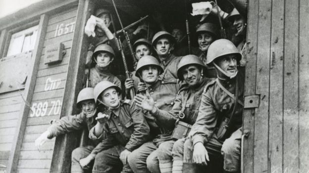 Советские солдаты едут на фронт. 1944 год