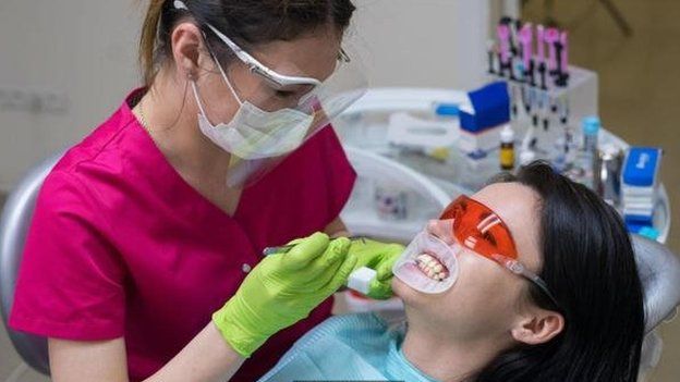 Peşəkar diş ağartma müalicələri adətən evdə tətbiq edilən üsullardan daha güclü olurlar