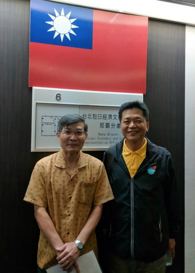 7月剛上任的台北駐大阪經濟文化辦事處長蘇啟誠(左)14日被發現在大阪住處輕生,家屬獲悉十分悲痛。圖為蘇啟誠此前接待嘉義縣政府日本考察團參訪的資料照片。