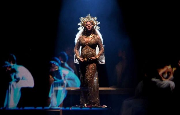 Beyonce akitumbuiza