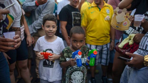 NiÃ±o brasileÃ±o con arma de juguete