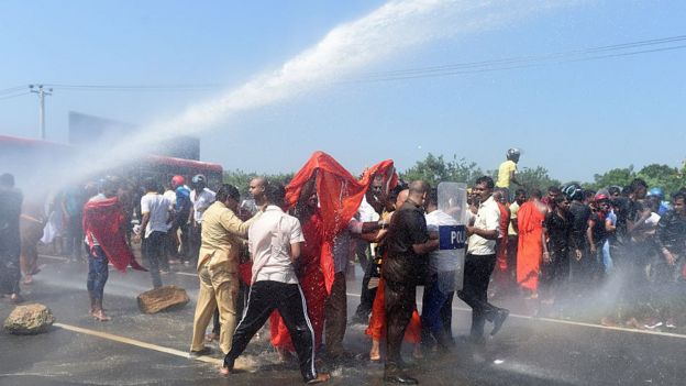Cảnh sát Sri Lankan dùng vòi rộng để giải tán người biểu tình ở cảng Hambantota hôm 7/1/2017