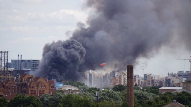 Вертолет доставляет пострадавшего в госпиталь. Фото London Fire Brigade