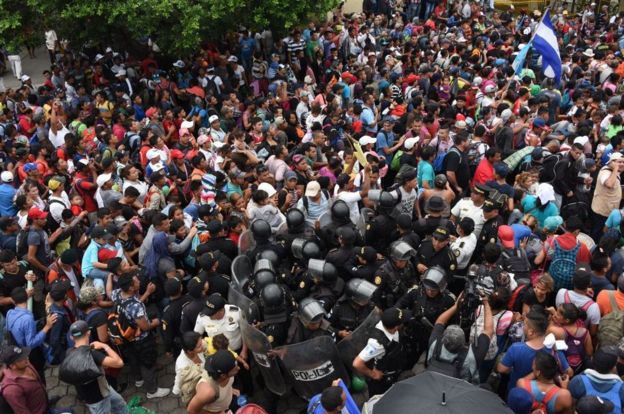 Entrada de migrantes hondureños de Guatemala a Mexico.