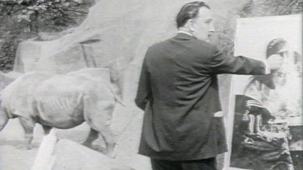 Salvador Dalí en pleno trabajo.