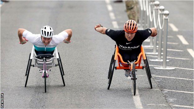 Eden Rainbow-Cooper edges out Samantha Kinghorn to win the Great North Run women's wheelchair race