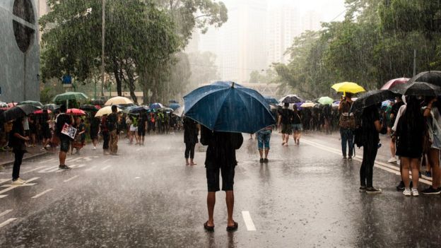 Người phản đối chính phủ đội mưa lớn để biểu tình ôn hòa hôm Chủ nhật