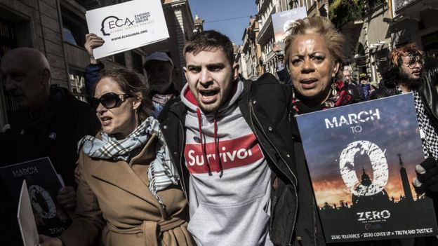 Miembros de ECA protestando en Roma