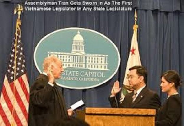 LS Trần Thái Văn và vợ, Cyndi Tran trong nghi thức tuyên thệ vào chức vụ Dân biểu California tháng 12/2004. Người cử hành nghi thức là Chủ tịch Tối cao Pháp viện California Ronald George