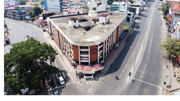 দক্ষিণ এশিয়ার দেশ শ্রীলংকায় অনির্দিষ্টকালের জন্য কারফিউ জারি করা হয়েছে ।