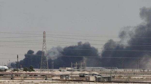 دخان متصاعد من منشأة نفطية في بقيق