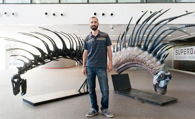 O paleontólogo Pablo Gallina junto a um modelo de Bajasaurus