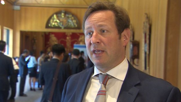 Đặc phái viên Thương mại với Việt Nam của Thủ tướng Anh, ông Ed Vaizey, nói chuyện với BBC