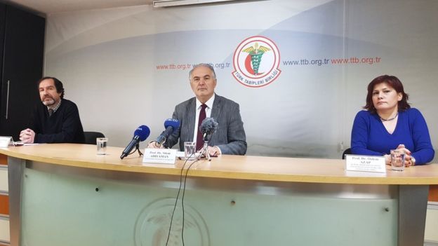 Türk Tabipleri Birliği Başkanı Prof. Dr. Sinan Adıyaman (ortada)