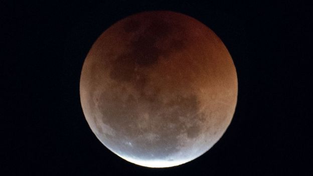 vista de la luna de sangre desde Copacabana, Brasil