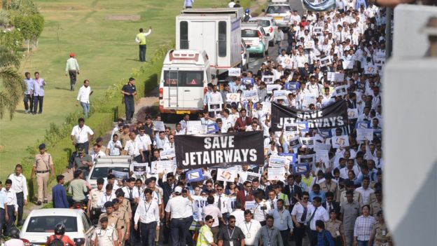 জেটকে রক্ষা করার দাবিতে সংস্থার কর্মীদের মিছিল