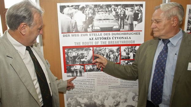 El teniente coronel Arpad Bella y uno de sus compañeros se reconocen en las fotos conmemorativas del Picnic Paneuropeo.