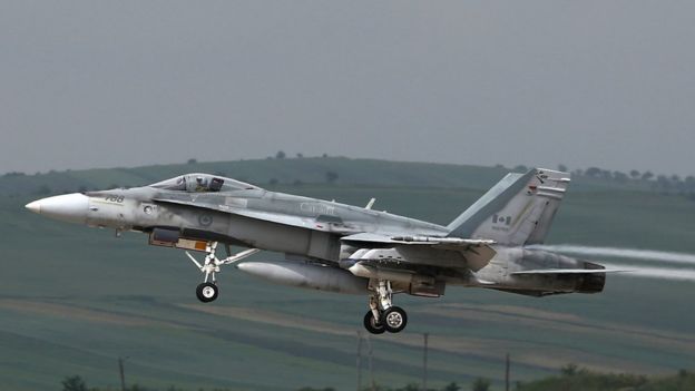 Канадский истребитель F-18 взлетает с авиабазы Кымпия-Турзи во время учений в 2014 году