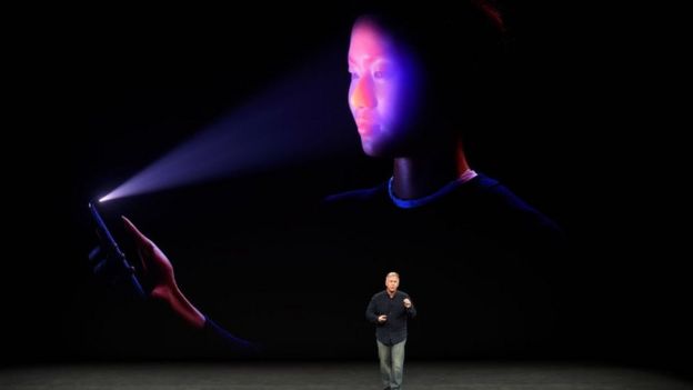 Phil Schiller, vicepresidente de mercadotecnia de Apple, durante la presentación del nuevo iPhone.