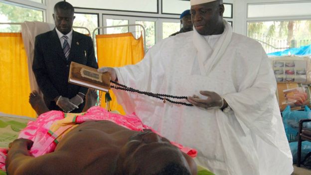 Imagem mostra Yahya Jammeh segurando o Alcorão sobre paciente