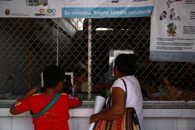 Una mujer y un niño en una oficina de atención a inmigrantes en Chiapas, México.