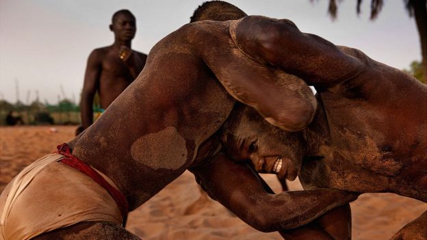 La lutte sénégalaise dite lutte avec frappe