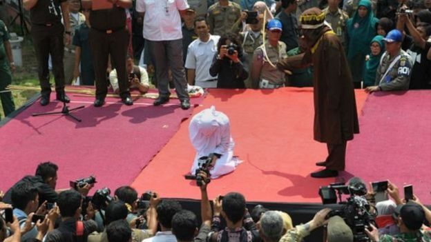 Perempuan pun tak dikecualikan dari hukum cambuk di Aceh.