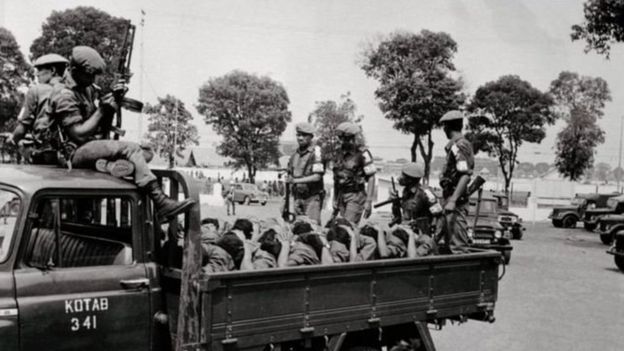 Tentara mengangkut sejumlah orang diduga anggota Pemuda Rakyat, 1965.