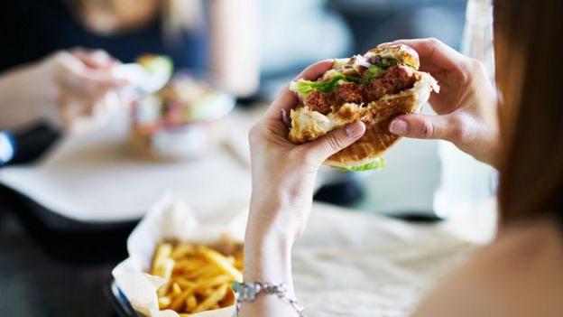  Por qué la comida rápida vegana puede ser peor para tu salud que la que contiene ingredientes de origen animal 